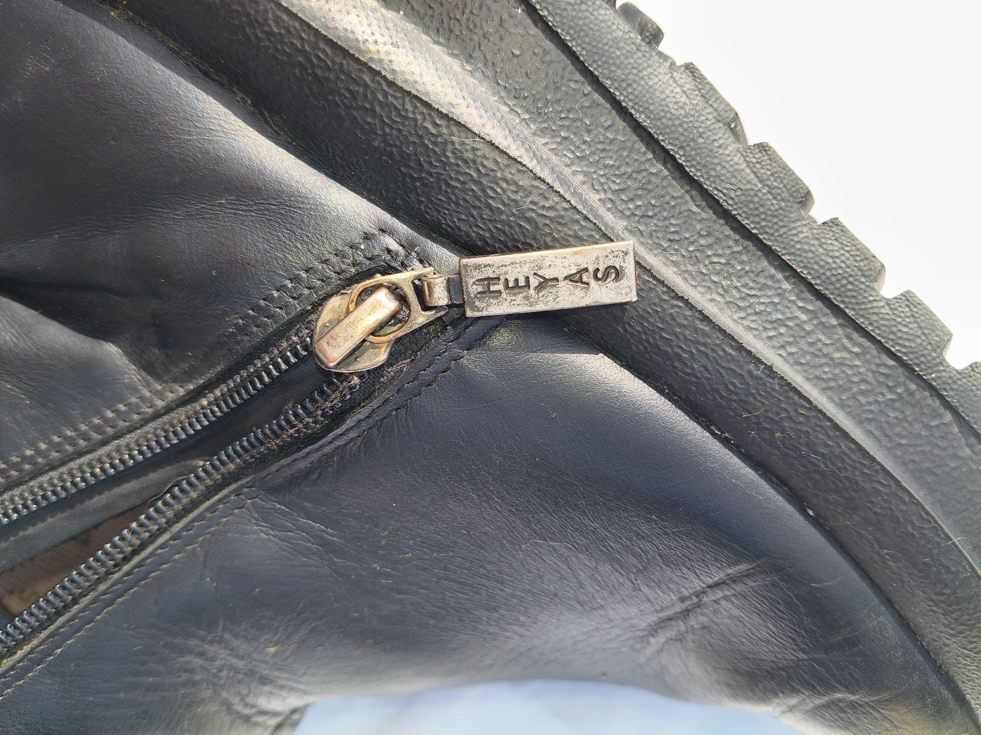 Botas cuero negra