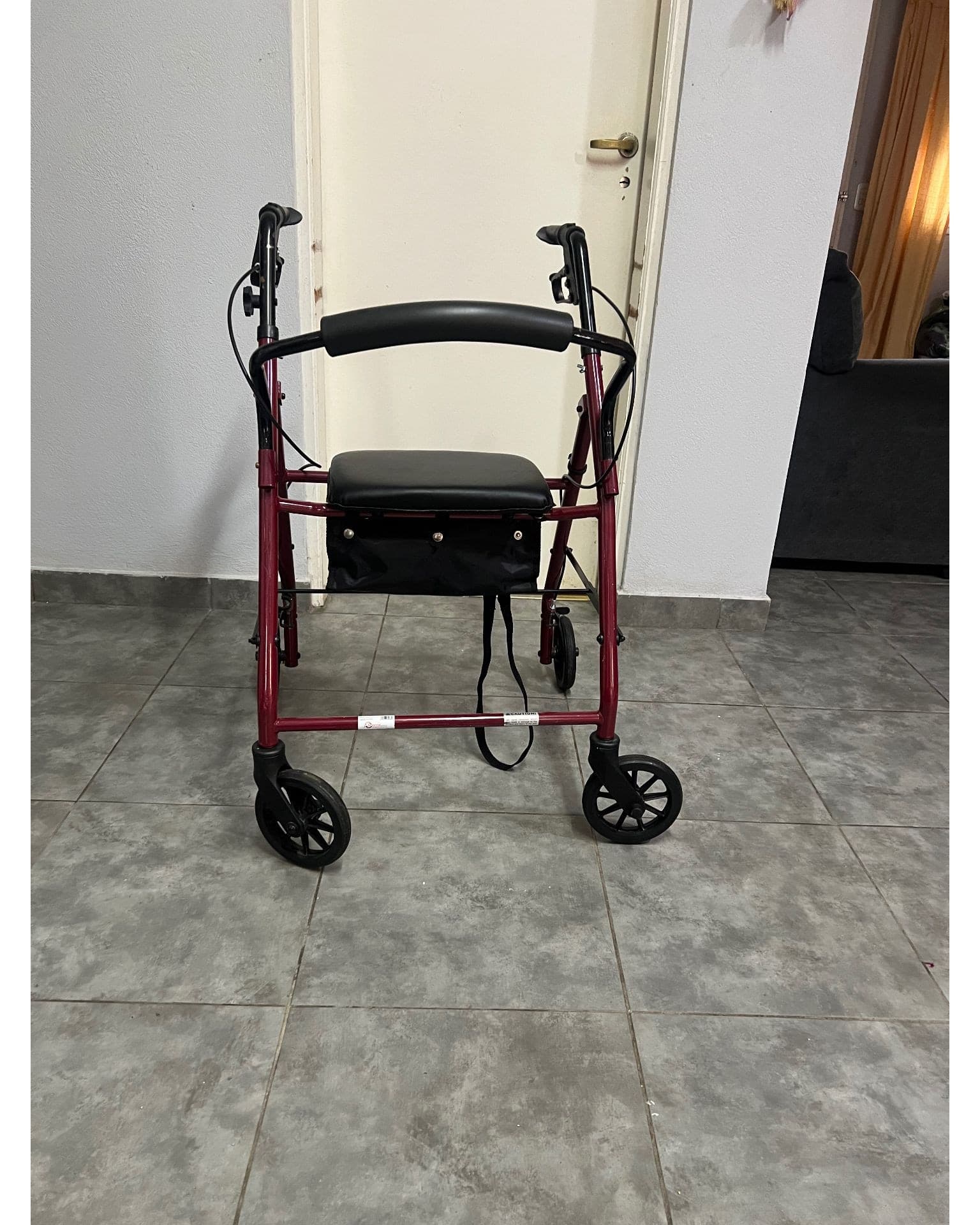 Andador con frenos y asiento